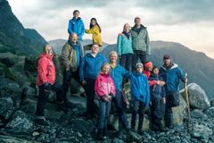 De tre familiene Nilsen Glommen fra Arendal, familien Azeem fra Lørenskog og bakerst familien Hasfjord Lia fra Oppegård deltar i "Familieekspedisjonen" på NRK1 fra 2. januar. I midten programleder Ingrid Gjessing Linhave. Foto: Strix/NRK
