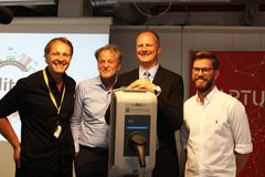 Fra StartupLab Per Einar Dypvik, Harald Møller, eier og styreleder i MøllerGruppen og Aars, Samferdselsminister Ketil Solvik-Olsen og Henrik Hatlebrekke, påtroppende leder MobilityLab.