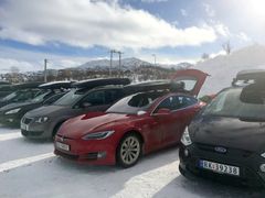 Tesla Model S er en av 22 elbilmodeller som fikser last på taket. Her er den i godt takboks-selskap på norsk skidestinasjon til fjells.