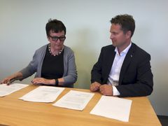 Signering av avtale om utvikling av nye Skien videregående skole. T.v. Fylkesrådmann Evy-Anni Evensen (Telemark) og Even Larsen, distriktssjef Porsgrunn fra Skanska.