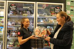 Assisterende butikksjef Madeleine Gjerde hos MENY Ringnes Park har holdt av et lite lager til stor glede for kunde Andrea Pichlo.
