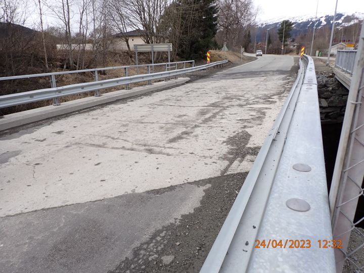 E14 Funna bru. Bilde viser at asfalt er frest vekk, ny kantdrager og nytt rekkverk er på plass. Foto: Statens vegvesen.