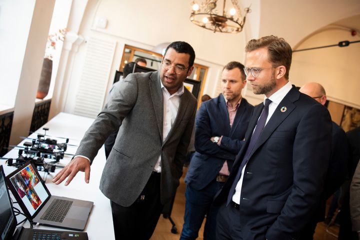 Digitaliseringsminister Nikolai Astrup (t.h) åpnet det nye forskningssenteret for kunstig intelligens på OsloMet.