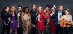 PREMIEREKLARE: Eirik Søfteland (f.v.), Jannike Kruse, Chris Medina, Nosizwe Baqwa, Elg, Guri Schanke, Daniel Owen, Marianne Sveen, William Hut og Frida Ånnevik. Foto: Bjørn Wad/TV 2