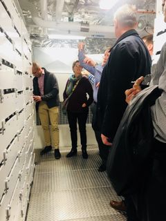 Deltakere på delegasjonen fra Washington State Department of Commerce og Port of Seattle i batterirommet på ferjen MF Husavik.