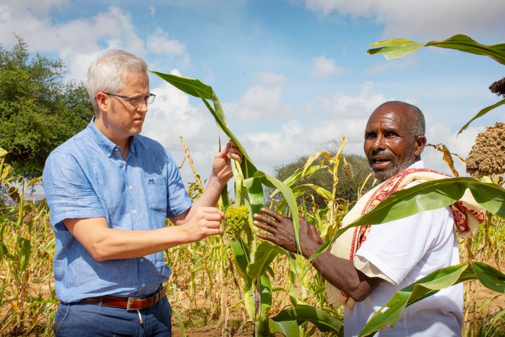 Jan Thomas Odegard på feltbesøk i Somalia, hvor han møter med en småbonde som har jobbet med klimatilpasning i sitt lokalsamfunn.