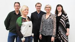 Utvalget for Statens stipend og garantiinntekter for kunstnere advarer regjeringen mot å sette den kunstneriske utviklingen opp mot næringsutvikling. F.v. musiker og komponist Kjell Samkopf (vara for skuespiller Ulla Marie Broch), forfatter og billedkunstner Ann Kavli, jusprofessor Finn Arnesen (nestleder), museumsdirektør Alfhild Skaardal (leder) og fylkeskultursjef Nina Badendyck.