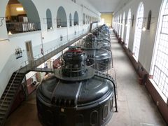 Historisk, men moderne: Solbergfoss elvekraftverk har vært i drift i nærmere 100 år, men oppgraderes stadig med moderne teknologi for maksimal produksjon og sikkert og pålitelig drift.