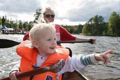 PADLING: Ta med barna ut i kano. Det er både hyggelig og enkelt! Foto: Paulina Cervenka / Norsk Friluftsliv