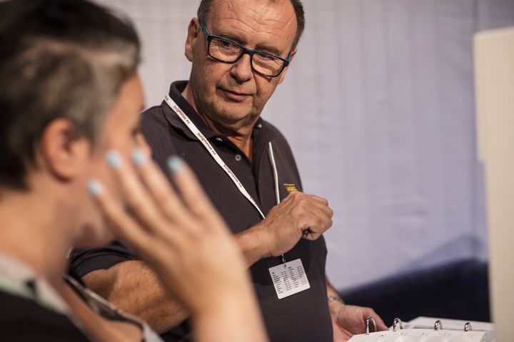 Tips, inspirasjon og gode tilbud er hva de besøkende får på Boligmessen. Foto: Bård Gundersen