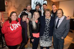 PETTER UTELIGGER-PREMIERE: Anniken, Theresa, Gro, John Martin, Sondre, Richard, Christer og Petter Nyquist fra «Petter uteligger: En ny sjanse» sammen med statsminister Erna Solberg. Foto: Espen Solli/TV 2