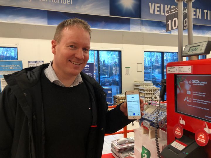 Kristian Bjørseth, leder for betaling og ID i Coop Norge, viser frem digital kvittering i Coops medlemsapp. Foto: Coop