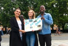 STOLT REDAKSJON: Camilla Shoaei, Thea Bårdsdatter Foslie og Yvan Bayisabe med første utgave av VIBRO Magasin. Foto: VIBRO