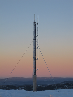 Illustrasjonsbilde av Avinors nye WAM-antenner i norsk landskap. Foto: Avinor/Finn Reitan