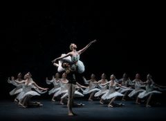 The Kingdom of the Shades av Natalia Makarova etter Marius Petipa, med Whitney Jensen og Philip Currell. Foto: Erik Berg