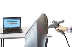 Opptakene startes ved å trykke på en knapp med tommelen, mens en laserlinjal som viser hvor lakken skal treffe aktiveres ved hjelp av avtrekkeren.