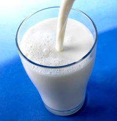 Det er ingen grunn til å helle ut melk, så lenge den lukter, smaker og ser fin ut. Foto: Melk.no
