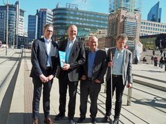 Samferdselsminister Ketil Solvik-Olsen mottok tre nye norske standarder for universell utforming av persontransport. På hans venstre side adm. dir. i Standard Norge, Jacob Mehus, og fra høyre Sverre Fuglerud, Norges Blindeforbund, og Svend Eric Wandaas, Ruter.