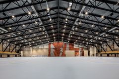 Hallen kan deles i fire, med nedsenkbare skillevegger som muliggjør parallelle arrangementer og aktiviteter. Multihallen har en gulvflate på ca. 8 000 kvm.