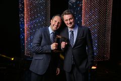 Harald J. Rønneberg og Thomas Numme mottok i kveld Gullrutens hederspris. Foto: Øyvind Ganesh, TV 2.