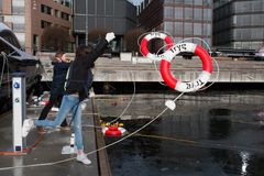 Alle skal lære å kaset en redningsbæøye og line.