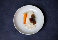 Dessert: Glasert hvit sjokolade mousse, eplekompott, epleskum, "salat" på eple, kjørvel, tagetes og gulrot, gulrotkake, karamellisert hvit sjokolade, eple og yoghurtsorbet og kjeks laget på dems egen honning.