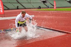 Vegard Harm i 400 meter stafett med hinder. Foto: Helene Mariussen/NRK