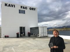 I Henningsvær har Venke Hoff satt i stand den gamle Kaviarfabrikken. I dag er det et internasjonalt anerkjent galleri for samtidskunst. Kulturminnefondet har støttet prosjektet med 821.000 kroner. (Foto: Linda C. Herud/Kulturminnefondet)