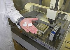Dr. Gareth Sullivan viser frem ulike modeller printet ut med "supermaskinen" 3D-printeren i labben hans, som også er en bioprinter som kan printe levende vev. Foto Gunnar F. Lothe, UiO.
