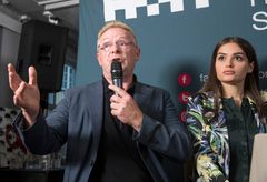 Per Sandberg og Bahareh Letnes i Arendal i går. Foto: NTB Scanpix