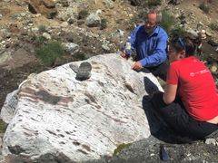 Professor Håkon Austrheim og doktorgradsstipendiat Arianne Petley-Ragan studerer en én milliard år gammel granulitt på Holsnøy utenfor Bergen som en gang var dyp jordskorpe. Foto: Bjørn Jamtveit