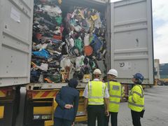 Inspeksjon av en konteiner med importert avfall i Malaysia. Foto: INTERPOL