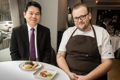 Kokkeriets kjøkkensjef; Morten Krogholm og General Manager i Singapore Airlines Nordics Erwin Widjaja med to av de nye gourmetrettene som blir å finne om bord fra 31.mars.