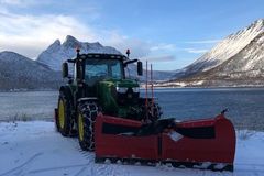 GRYLLEFJORD: Senja kommune valgte å leie en traktor med utstyr for snøbrøyting i vinter.