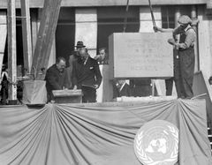 FNs generalsekretær Trygve Lie legger en kopi av FN-pakten i grunnsteinen til hovedkvarteret i New York, 24. oktober 1949. Foto: AP Photo. Copyright NTB.