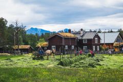 IDYLLISK GÅRD: Kvebergsøya Gard ligger idyllisk til i Grimsbu i Folldal kommune, og er et av stedene i tjenesten du kan besøke. Gården har røtter tilbake til 1600-tallet og mange gamle, restaurerte bygninger og moderne fasiliteter. FOTO: NAF Lokale opplevelser