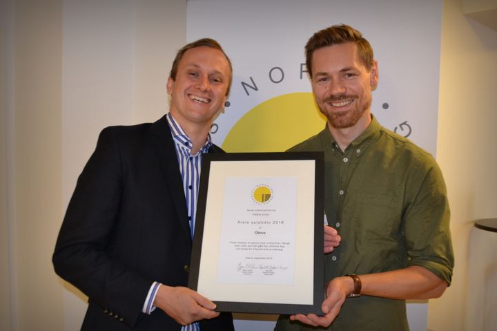 Simen F. Jørgensen i Otovo mottok prisen "Årets solstråle" av Solenergiforeningens styreformann Bjørn-Yngve Kinzler Eriksen.