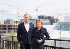 Professor Hilde C. Bjørnland fra Handelshøyskolen BI sammen med
Retrievers Norgessjef, Espen Viskjer (Foto: Thomas Brun / NTB
scanpix)