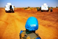 FNs fredsbevarende misjon i Mali (MINUSMA) står ved et veiskille når det gjelder dets fremtid. Bildet viser FN-styrker ved MINUSMA fra Egypt. Dette teamet er hovedsakelig sammensatt av kvinnelige soldater på jakt etter improviserte eksplosive enheter, også kjent som hjemmelagede bomber. Foto: UN Photo/Harandane Dicko.