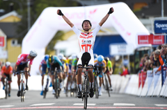 Tsjekkeren Adam Toupalik holdt unna hovedfeltet helt til mål og vant den tredje etappen av Arctic Race of Norway. Foto: Arctic Race of Norway/Pauline Ballet