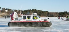 "Isvekteren" på besøk utenfor Bærum  tidligere i vinter. Redningsselskapet har nå bestilt en ny luftputebåt for å imntensivere beredskapen på is og snø