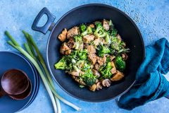 Med wok får du en rask, god og sunn hverdagsmiddag som er klar på et blunk. Foto: MatPrat, Sara Johannessen.
