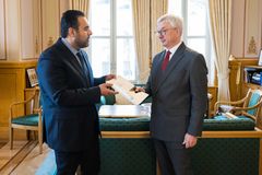 Stortingspresident Masud Gharahkhani mottok Riksrevisjonens rapport fra riksrevisor Carl Eirik Schjøtt Pedersen. Foto: Stortinget