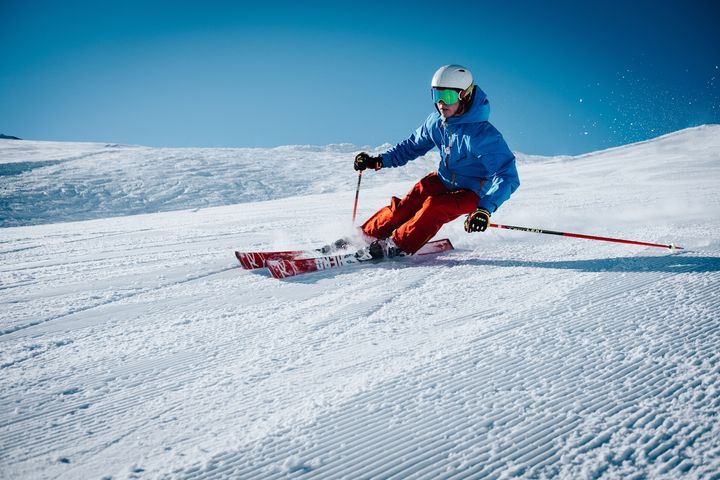 Hvert år står ambulansefly klare for uheldige nordmenn på ski, populært kalt "knokkelekspressen". Foto: Maarten Duineveld/ Unsplash.