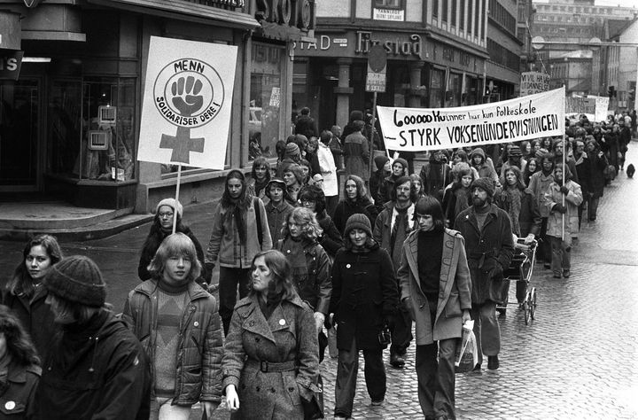 – 8. mars ble startet i forbindelse med kampen for stemmerett for kvinner, men er brukt historisk til å mobilisere for ulike saker, sier Kari Jegerstedt. Hun og fem andre forskere forteller hva de mener gjør kvinnedagen aktuell. Bildet er fra 8. mars i Oslo, 1975. Foto: Arbeiderbladet/ARBARK