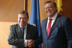 Fiskeri- og sjømatminister Harald T. Nesvik og hans spanske kollega landbruks-, fiskeri- og matminister, Luis Planas Puchades.