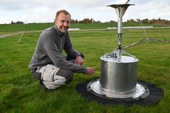 NMBU-forsker Lars Molstad sjekker det ene kammeret på roboten som måler klimagassutslipp fra jordet. Foto: Tonje Lindrup Robertsen
