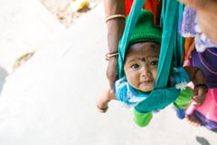 Jenter og gutter har forskjellige sjanser for å overleve basert på hvor de er født. 26 prosent av alle barn under fem år som mistet livet i 2021 bodde i Sør-Asia. Her blir en baby veid ved Anganwadi barnesenteret i landsbyen Gandhigram, som ligger i delstaten Jharkhand i India. Foto: UNICEF India/Prashanth Vishwanathan.