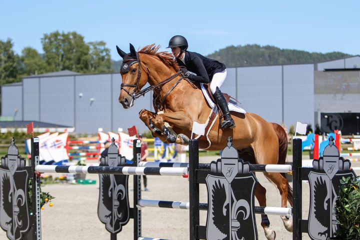 Marie Valdar Longem med hesten Echo de Virton tok en råsterk andreplass i søndagens Grand Prix klasse under det internasjonale sprangstevnet i Lier. (Foto: Norges Rytterforbund)