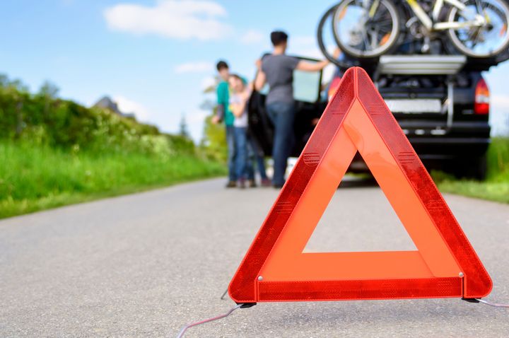 - Tenk igjennom hva du skal gjøre om du blir stående langs landeveien, enten med motorstopp eller i lang kø, råder Falck Redning. Foto: iStock/Frende